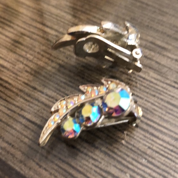 Vintage Leave Design Aurora Borealis Rhinestone Clip Earrings - Picture 6 of 12